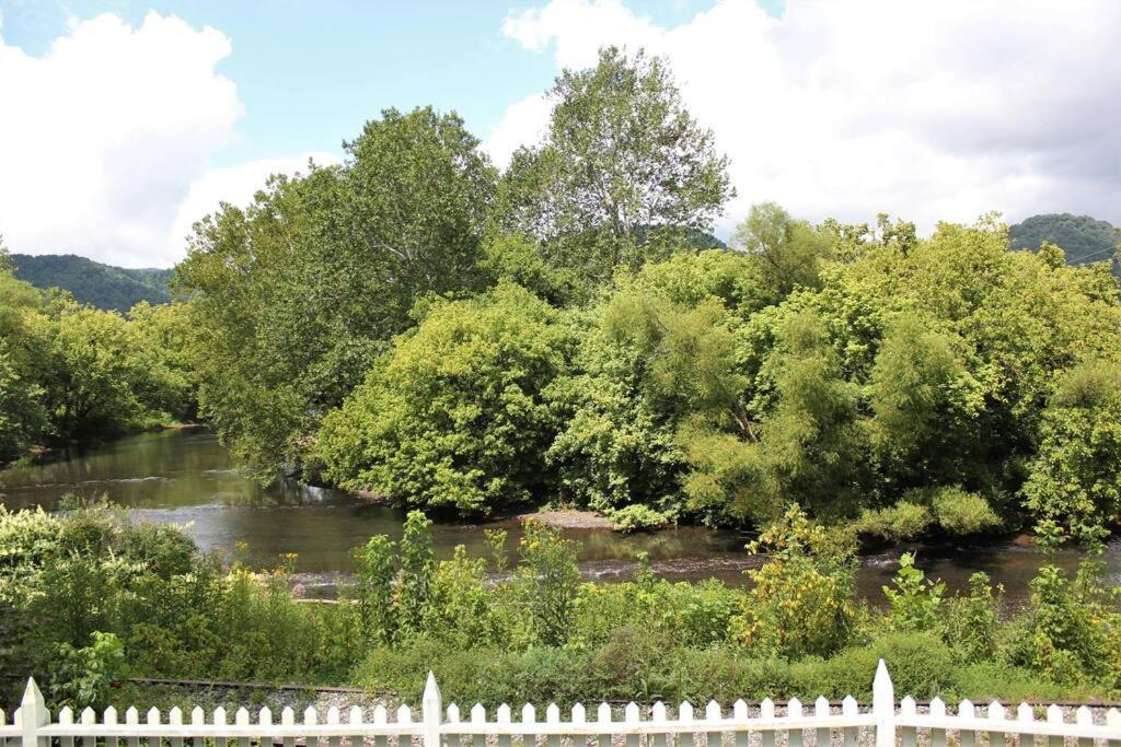 Upstairs Historic 1 Bedroom 1 Bath Suite With Mini-Kitchen, Porch & River Views Elkins Exterior photo