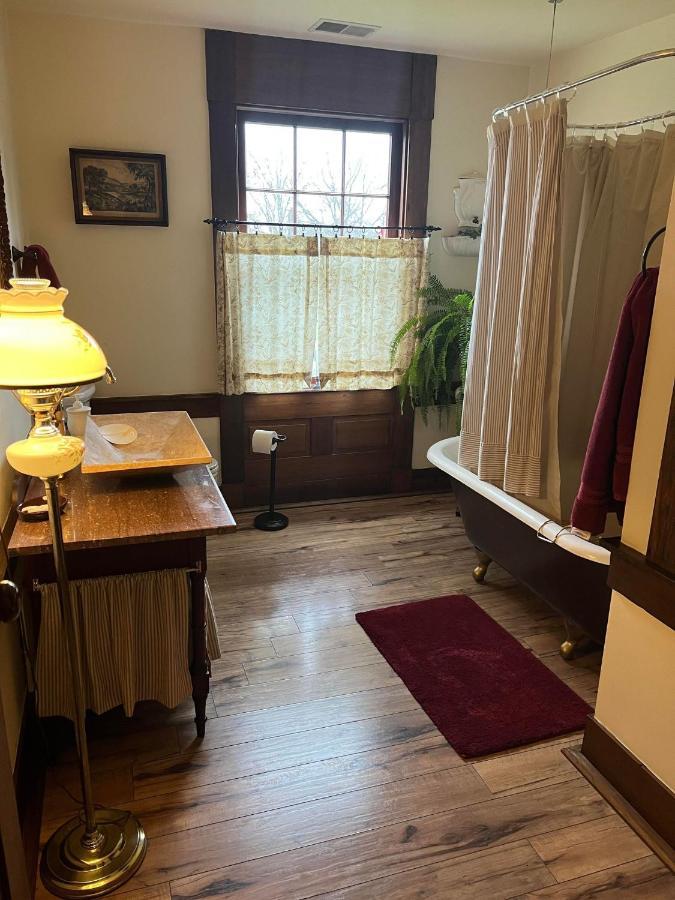 Upstairs Historic 1 Bedroom 1 Bath Suite With Mini-Kitchen, Porch & River Views Elkins Exterior photo